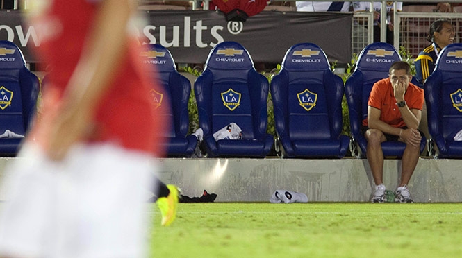 Chicharito, relegado por Van Gaal a la banca del Manchester United