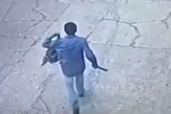 Ciudadanos detienen y golpean a “machetero” que atacaba en Atlixco