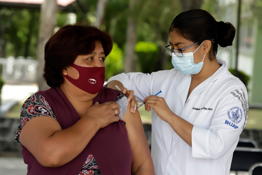 OMS urge a México acelerar vacunación contra COVID