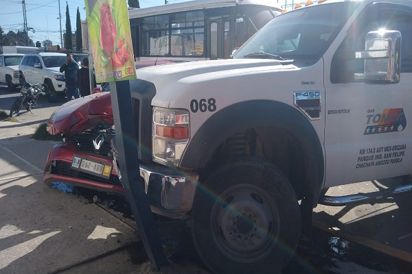 FOTOS: Pipa de gas colisiona contra tres vehículos y un microbús en Xonacatepec