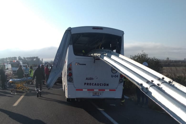Barra de contención atravesó camión de Audi; hay 35 trabajadores lesionados