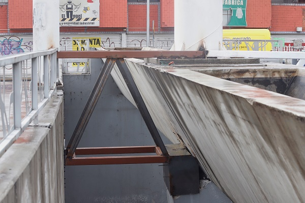 Columna dañada del Distribuidor Juárez-Serdán es reforzada con estructura de metal