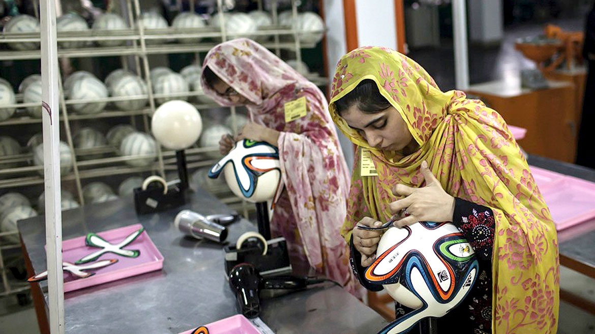 Brasil 2014: Brazuca, así se elabora a mano el balón del Mundial