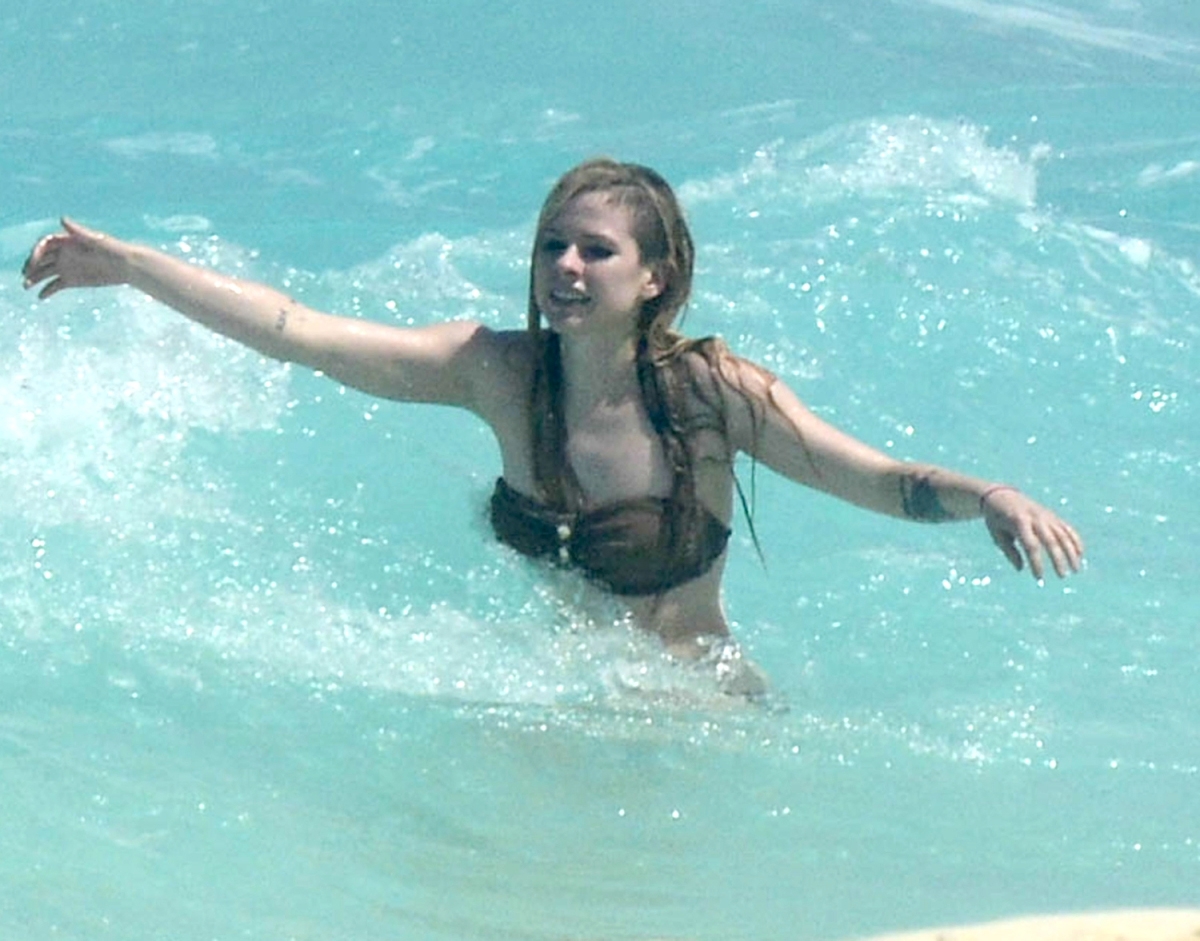 FOTOS: Avril Lavigne derrite Cancún con sexy bikini