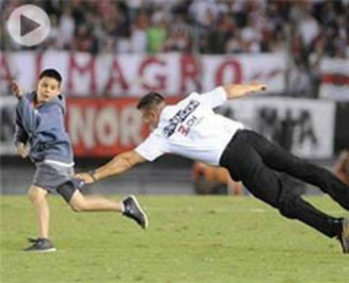 Niño toreó a seguridad del estadio de River Plate