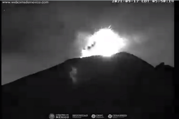 Popocatépetl lanza material incandescente y fumarola este viernes