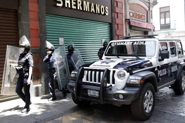 Policías enfrentan ambulantes para evitar su instalación en el centro de Puebla