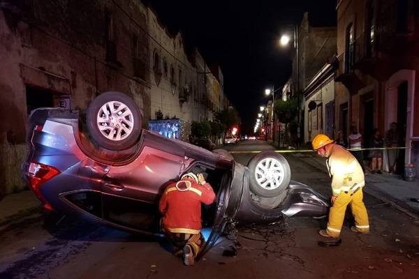 Camioneta volcó en calles de la colonia El Carmen