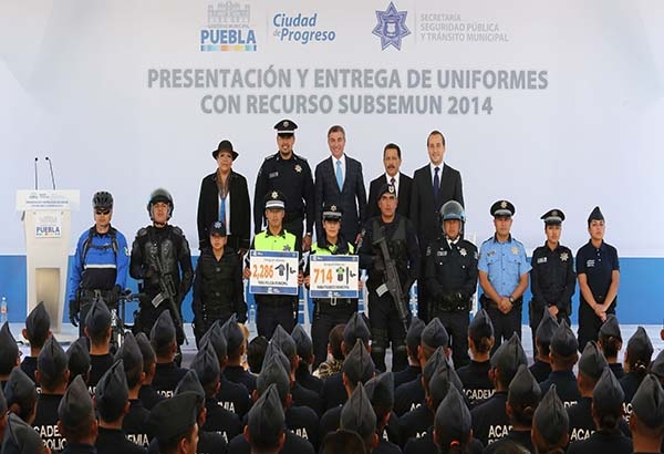 Alcalde de Puebla entrega uniformes a elementos de la SSPyTM