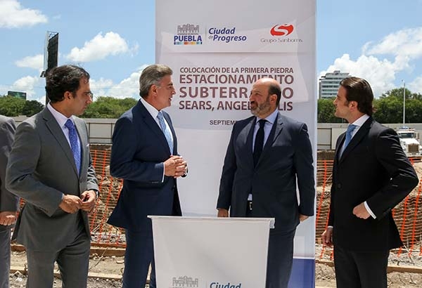 Gali y Slim Domit colocan primera piedra de estacionamiento Sears Angelópolis