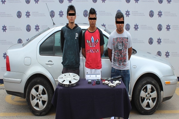 Policía capturó a sujetos que desmantelaban vehículo en la colonia Bella Vista