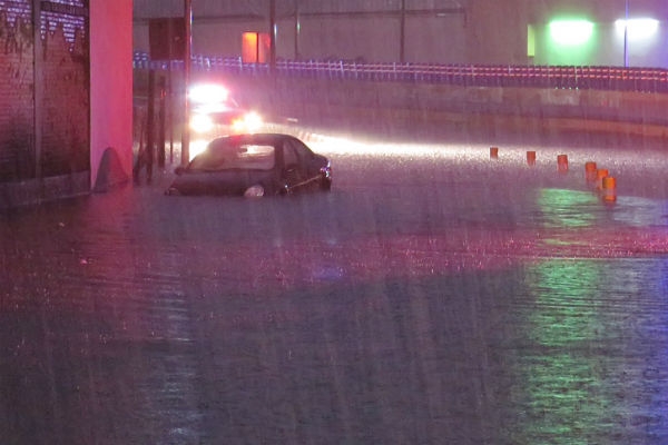 Lluvia intensa y basura causa inundación en puente de la 31 Poniente: CEAS