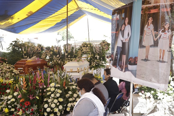 FOTOS Y VIDEO. Así fue el último adiós a Gardenia y Dulce, calcinadas en Acajete