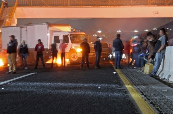Pobladores de Tlahuapan bloquean por 7 horas autopista Méx-Pue