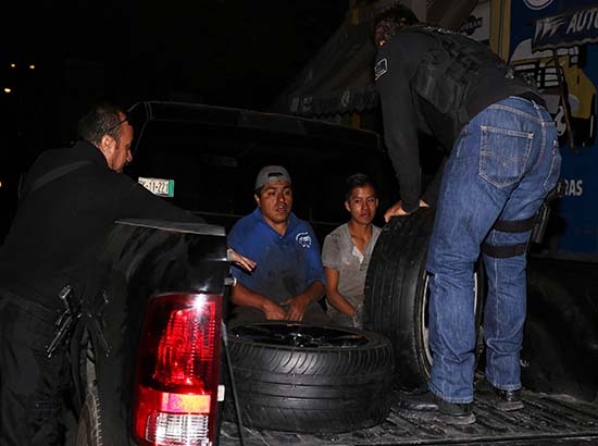 Tres detenidos en operativo en la 46 Poniente, van tras ladrones de llantas