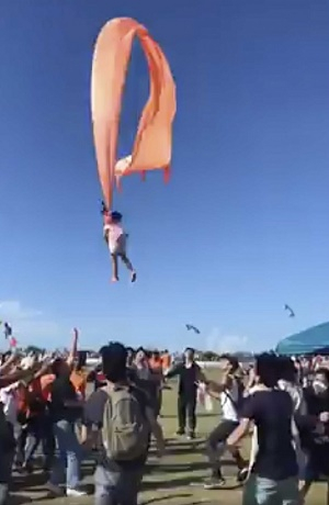 VIDEO: Menor quedó atrapada por papalote y quedó en el aire por unos momentos
