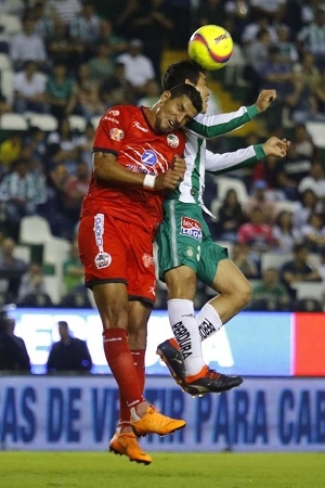 Lobos BUAP dejó ir la victoria en León, empate 2-2 en el Nou Camp