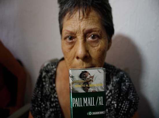 Anciana denuncia que sin permiso usan su foto en cajetillas de cigarros