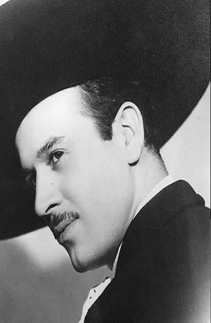 Omar Chaparro presume look de Pedro Infante