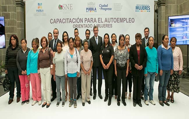Alcalde de Puebla inaugura talleres de capacitación para el autoempleo de mujeres
