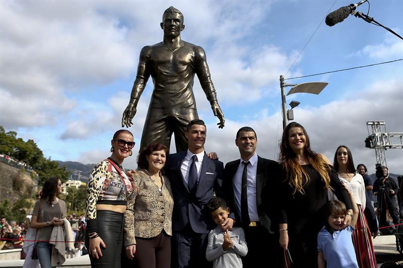 Cristiano Ronaldo ya tiene estatua de bronce en Portugal