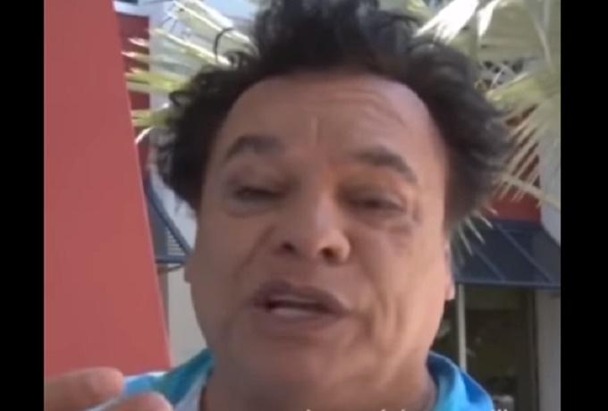 VIDEO: Juan Gabriel se mofa y canta: “No tiene Facebook, no tiene WhatsApp”