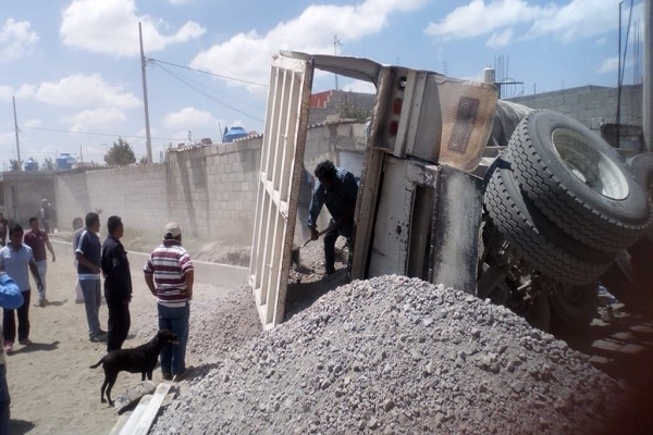 Mueren madre e hijo aplastados tras caer caja de tráiler sobre vivienda en Puebla