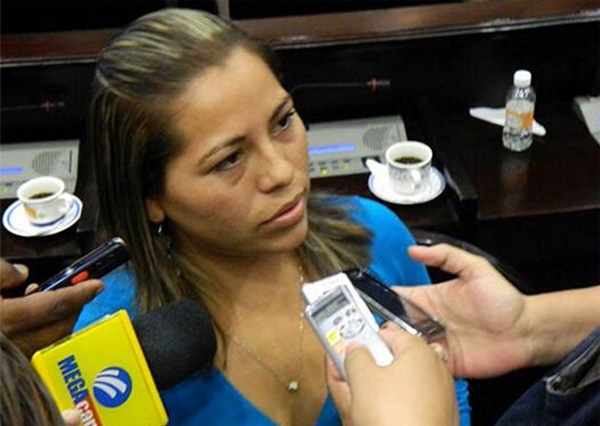 Diputada confunde a García Márquez con Carlos Cuauhtémoc Sánchez