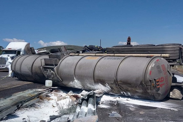 Vuelca pipa con ácido nítrico y muere el chofer en la autopista Puebla-Orizaba