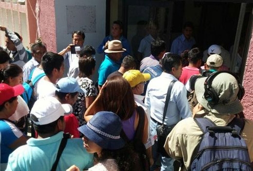 Padres de normalistas reclaman al gobierno falta de avances