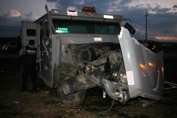 Choca camioneta de valores contra vehículo particular en carretera a Tehuacán