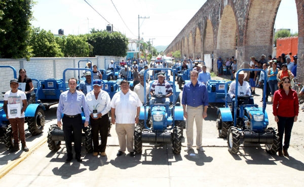RMV entrega mototractores e insumos agrícolas en Izúcar