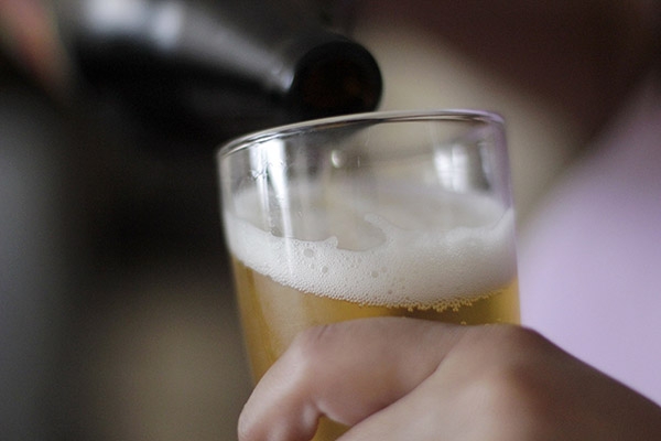 ¿De fiesta? Identifica las botellas con alcohol adulterado