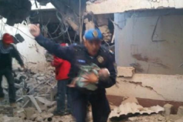 Rescatan a bebé entre los escombros del Hospital Materno