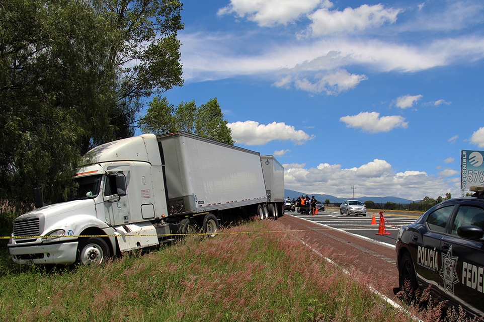 Roban tráiler con víveres para damnificados en autopista México-Puebla