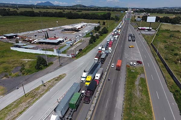 Por bloqueo carretero, Volkswagen y Audi suspendieron producción en Puebla