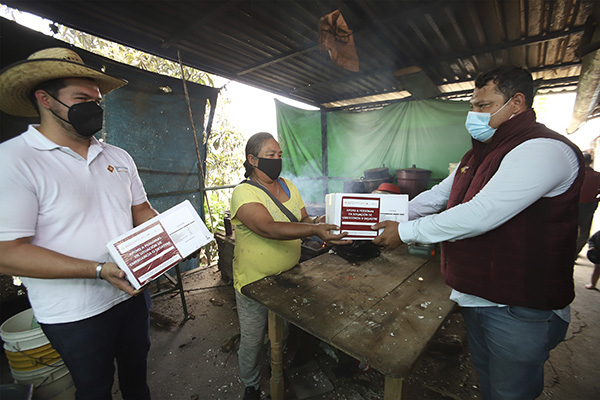 Comunidades indígenas de la Sierra Norte reciben apoyos alimentarios del SEDIF