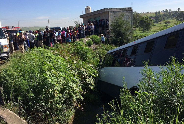VIDEO: Camión se sale del camino entre Azumiatla y Puebla; un herido