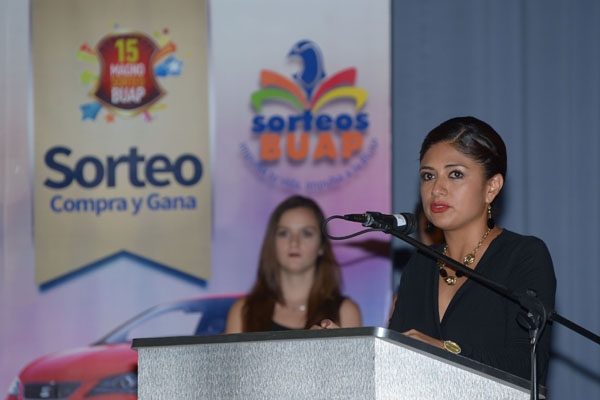 Estudiante de nuevo ingreso gana sorteo Compra y Gana de la BUAP