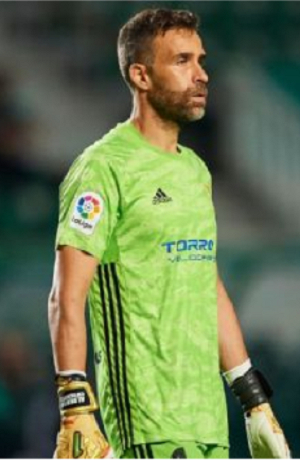 Debuta portero en la liga española con 41 años de edad; el más longevo