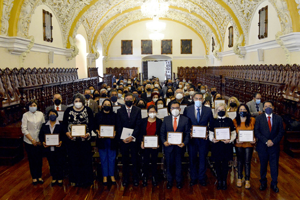 BUAP entregó reconocimientos por antigüedad a personal administrativo y académico