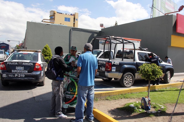 Indigente muere en estacionamiento de un Oxxo en Puebla