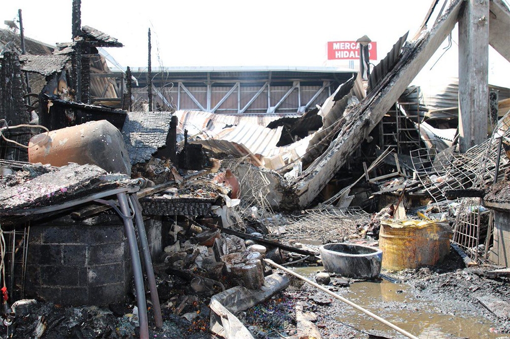 Incendio devora locales del Mercado Hidalgo de la CDMX