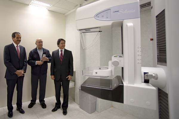 Rector de la  BUAP recibe mastógrafo donado gracias a la gestión del Instituto Nacional de Cancerología