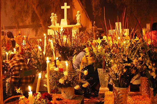 Llaman a familias poblanas a preservar tradición de Día de Muertos
