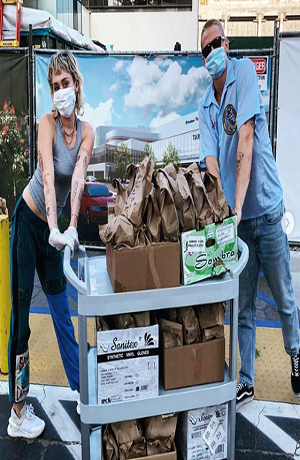 Miley Cyrus y su novio regalaron tacos a médicos que atienden a pacientes de COVID-19