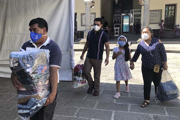 Se solidarizan poblanos con familias de Xochimehuacan afectadas por explosión