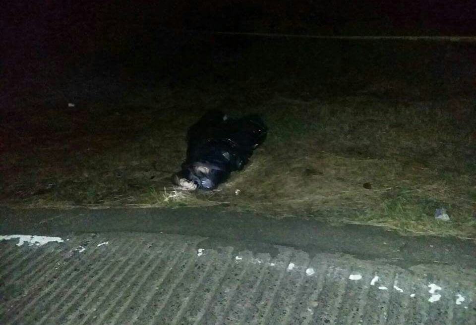 Embolsado, arrojan cadáver de mujer en carretera de la Sierra Norte