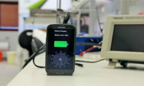 Cargan pila de teléfono celular en 30 segundos