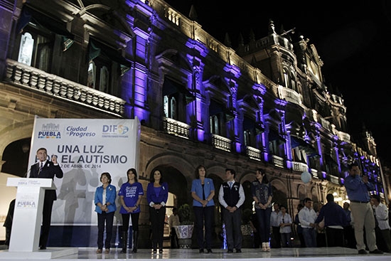 Puebla enciende “Una luz por el autismo”